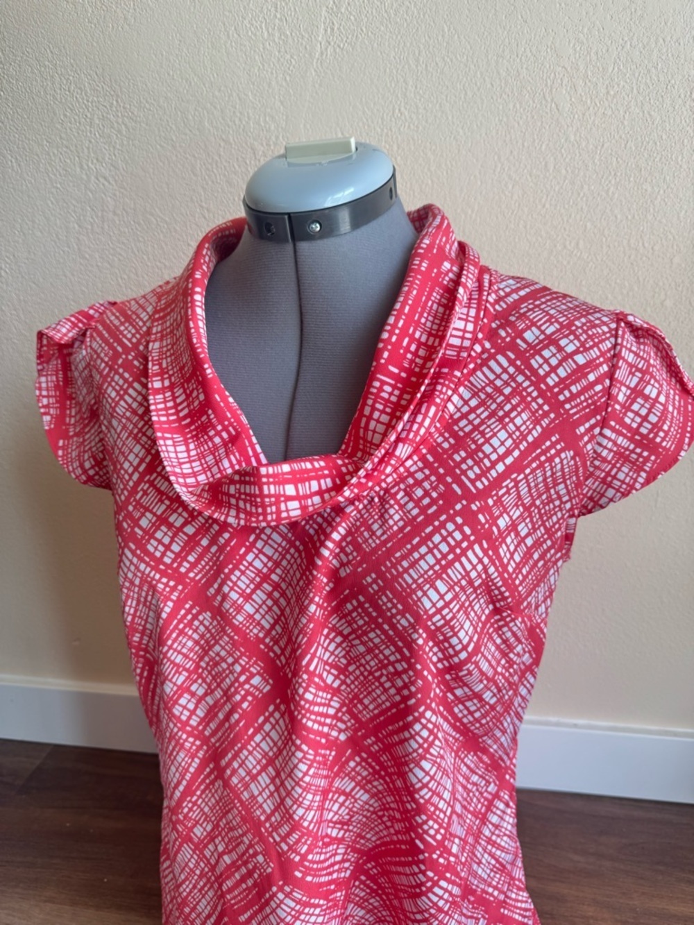 Banana Republic Pink White Geometric Print Cowl Neck Blouse Cap Sleeve Top Y2K - Picture 3 of 6